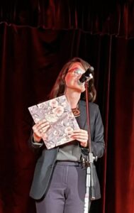 Koncert z okazji Dnia mamy, zdjęcie nr 1, Pani Anna Jakubczyk zapowiada występy